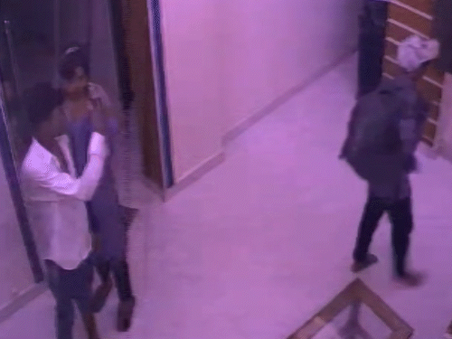 चोरी के बाद घर से बाहर जाते वक्त चोरों ने सीसीटीवी कैमरे में हाथ दिखाकर बाय-बाय किया। - Dainik Bhaskar