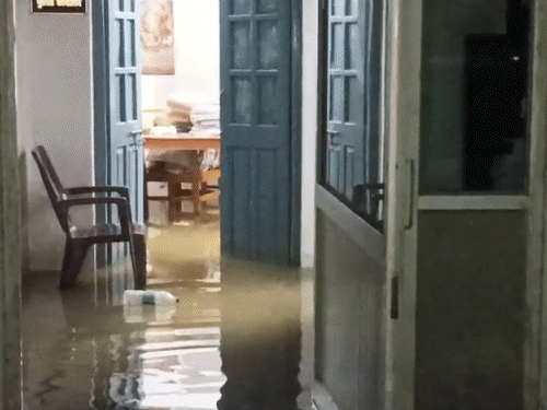 यह तस्वीर अमेठी SP ऑफिस का है। यहां बारिश से घुटनों तक पानी भर गया।
