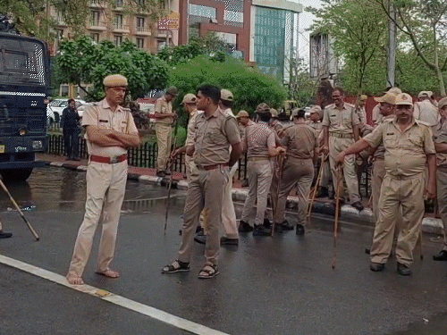 पुलिस ने टोंक रोड को JLN मार्ग से कनेक्ट करने वाली मॉर्चरी रोड पर बेरिकेडिंग की।