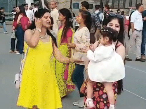शिमला के रिज मैदान पर शुक्रवार को सुहावने मौसम का आनंद उठाते हुए टूरिस्ट। - Dainik Bhaskar
