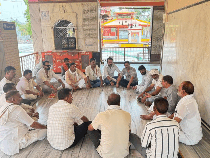 पार्षद करैरा स्थित बगीचा सरकार हनुमान मंदिर पर एकत्र हुए थे, उन्होंने अविश्वास प्रस्ताव लाने के लिए कसम खाई थी।