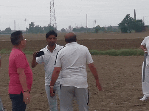 खेतों पर बंदूकों से लेस लोगों के साथ खेत पर पहुंचा कांग्रेस नेता राजकुमार त्यागी।