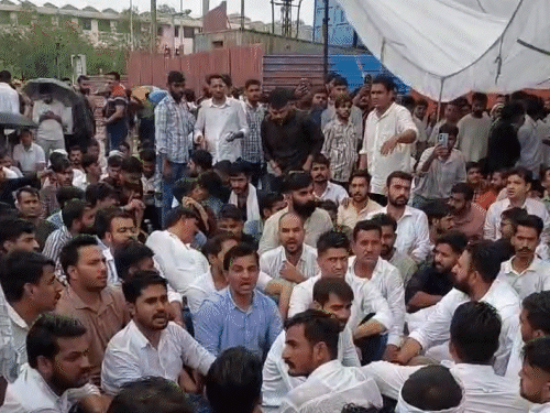एसएमएस हॉस्पिटल की मॉर्च्युरी के बाहर प्रदर्शन कर रहे लोग।