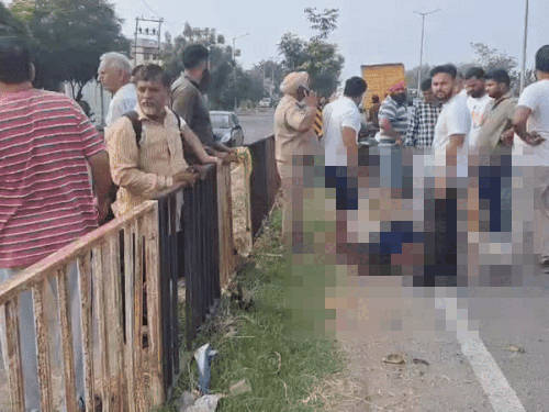 मृतक के शव को पोस्टमॉर्टम के लिए भेजते पुलिसकर्मी।