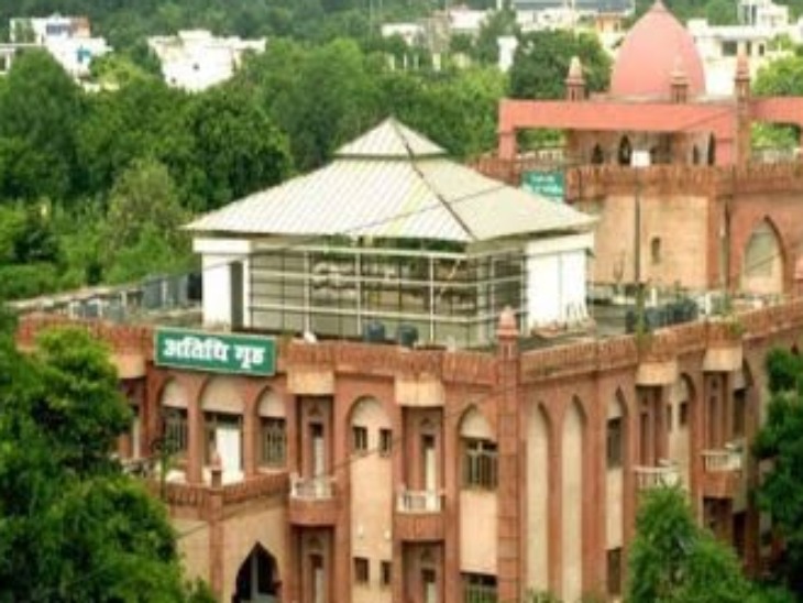 एक साथ 9 शिक्षकों पर हुई कार्रवाई से कैंपस में हड़कंप मच गया था।