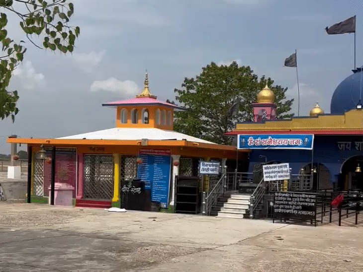 इस मंदिर परिसर में परिवार वालों ने दोनों को समझाने की कोशिश की थी।