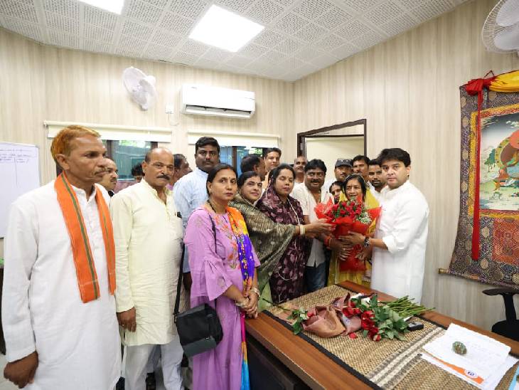 दिल्ली में सिंधिया के सामने शक्ति प्रदर्शन करते गुना नगरपालिका अध्यक्ष और उनके समर्थक पार्षद।