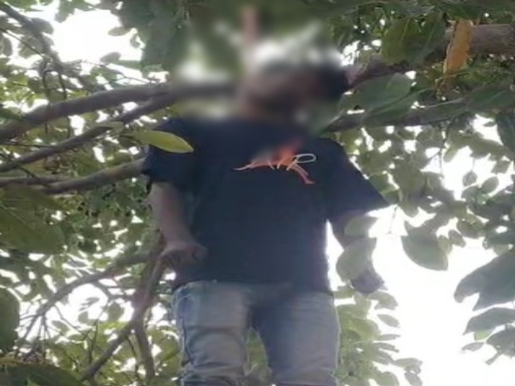 गोपी दास महंत (23) की पेड़ में लटकी लाश मिली।