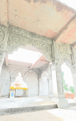 यह मंदिर बना हुआ है। जहां पर केवल चबूतरा बना है।