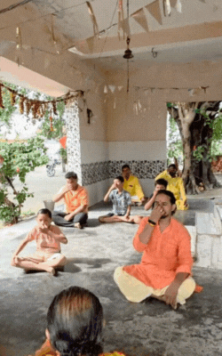 लोग यहां पर योग सीखने भी आते है।