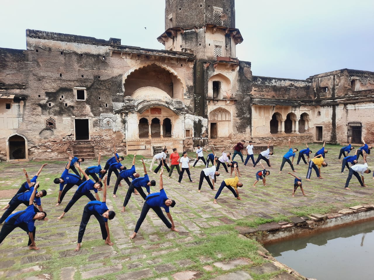सामाजिक संगठन के सदस्यों ने किया योगा अभ्यास।