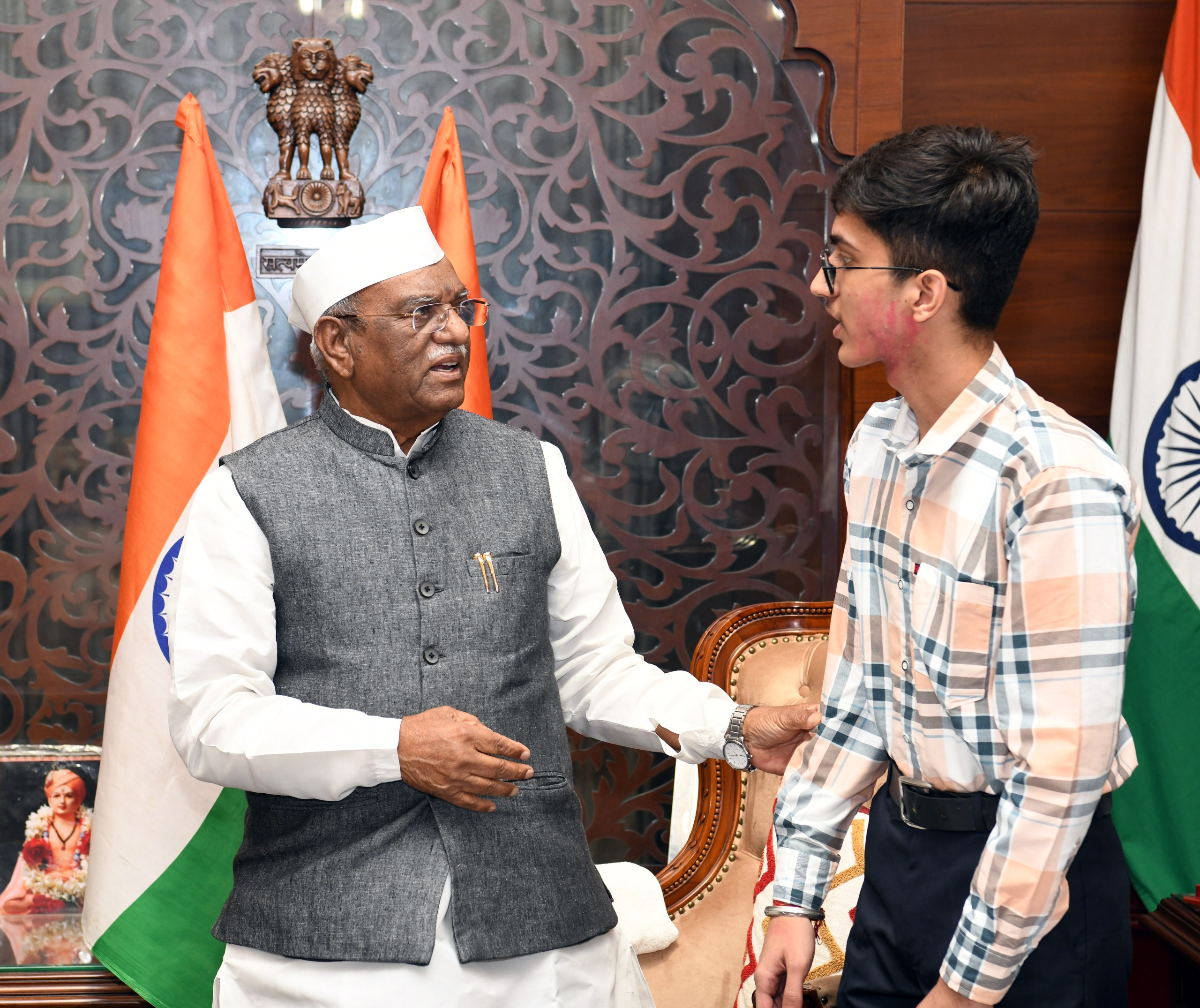 महेश कुमार से बात करते हुए राज्यपाल हरिभाऊ बागडे