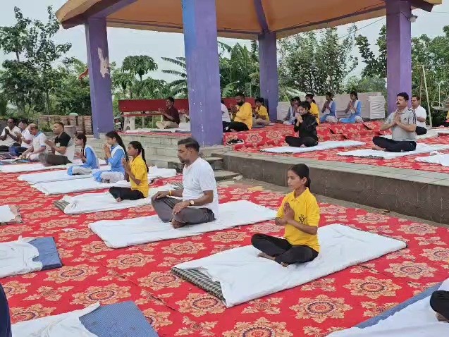 योगाभ्यास में स्कूली बच्चे शामिल हुए।