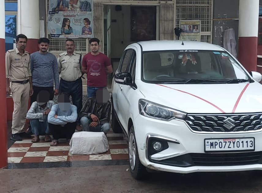 पुलिस की गिरफ्त में गांजा तस्कर।