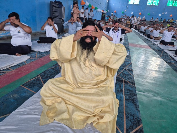 योग दिवस के अवसर पर आयोजित कार्यक्रम में योग करते हुए पार्षद लीला