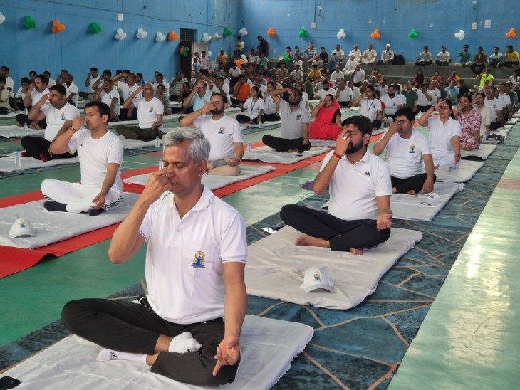 आगरा मंडल कमिश्नर शैलेन्द्र कुमार सिंह योग करते हुए