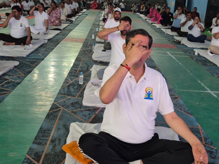 DM चंद्र प्रकाश सिंह आलोम विलोम योग करते हुए