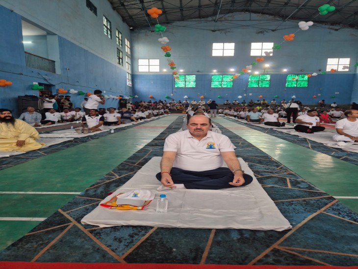 योग दिवस कार्यक्रम में मौजूद राज्यसभा सांसद तेजवीर सिंह