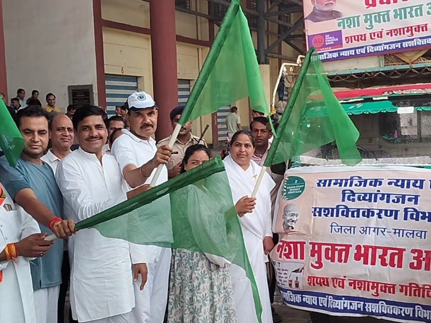 कलेक्टर, एसपी और विधायक ने नशामुक्ति रथ को हरी झंडी दिखाकर रवाना किया।