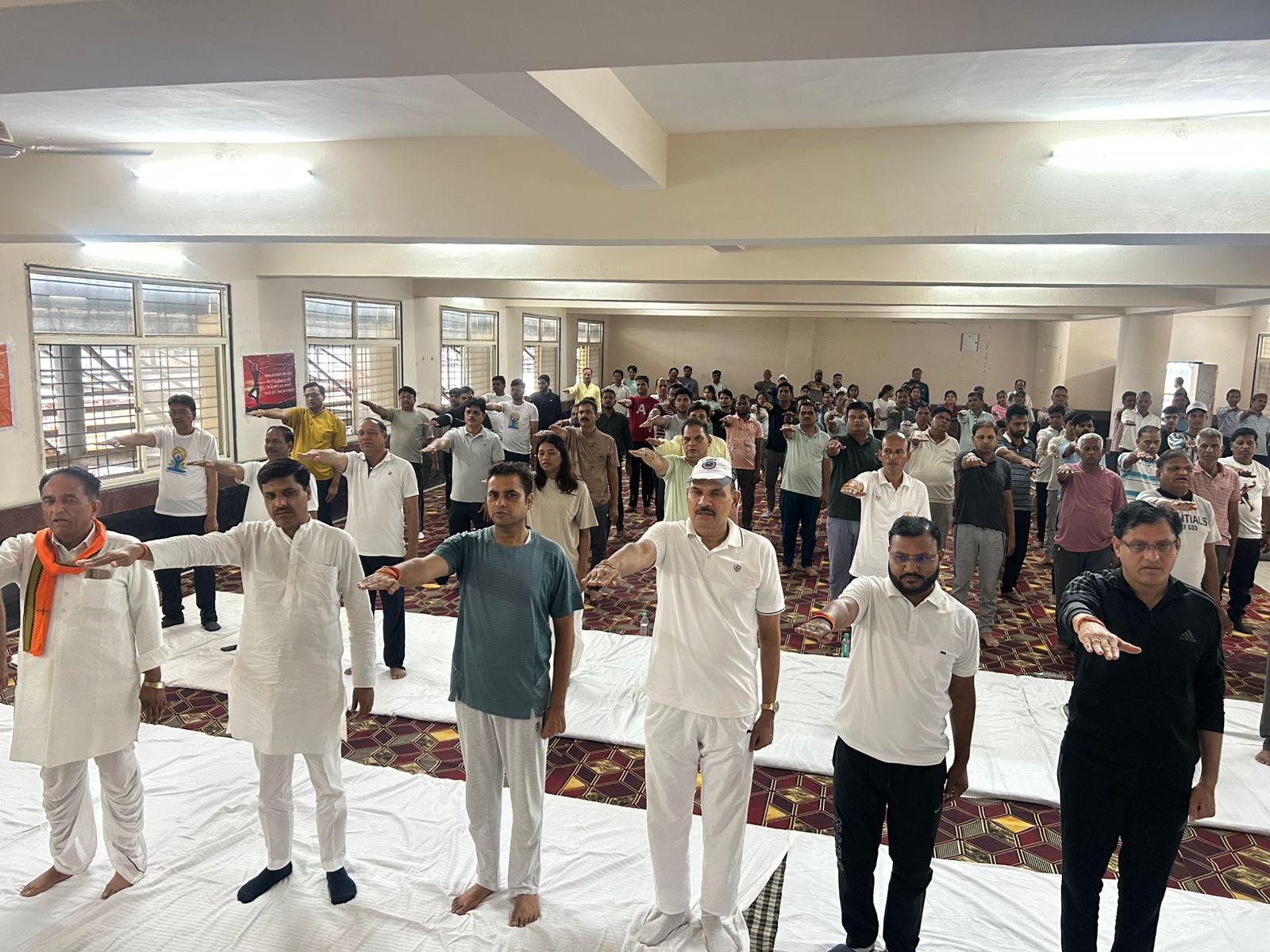 योग के बाद कार्यक्रम में मौजूद लोगों ने नशामुक्ति की शपथ ली।