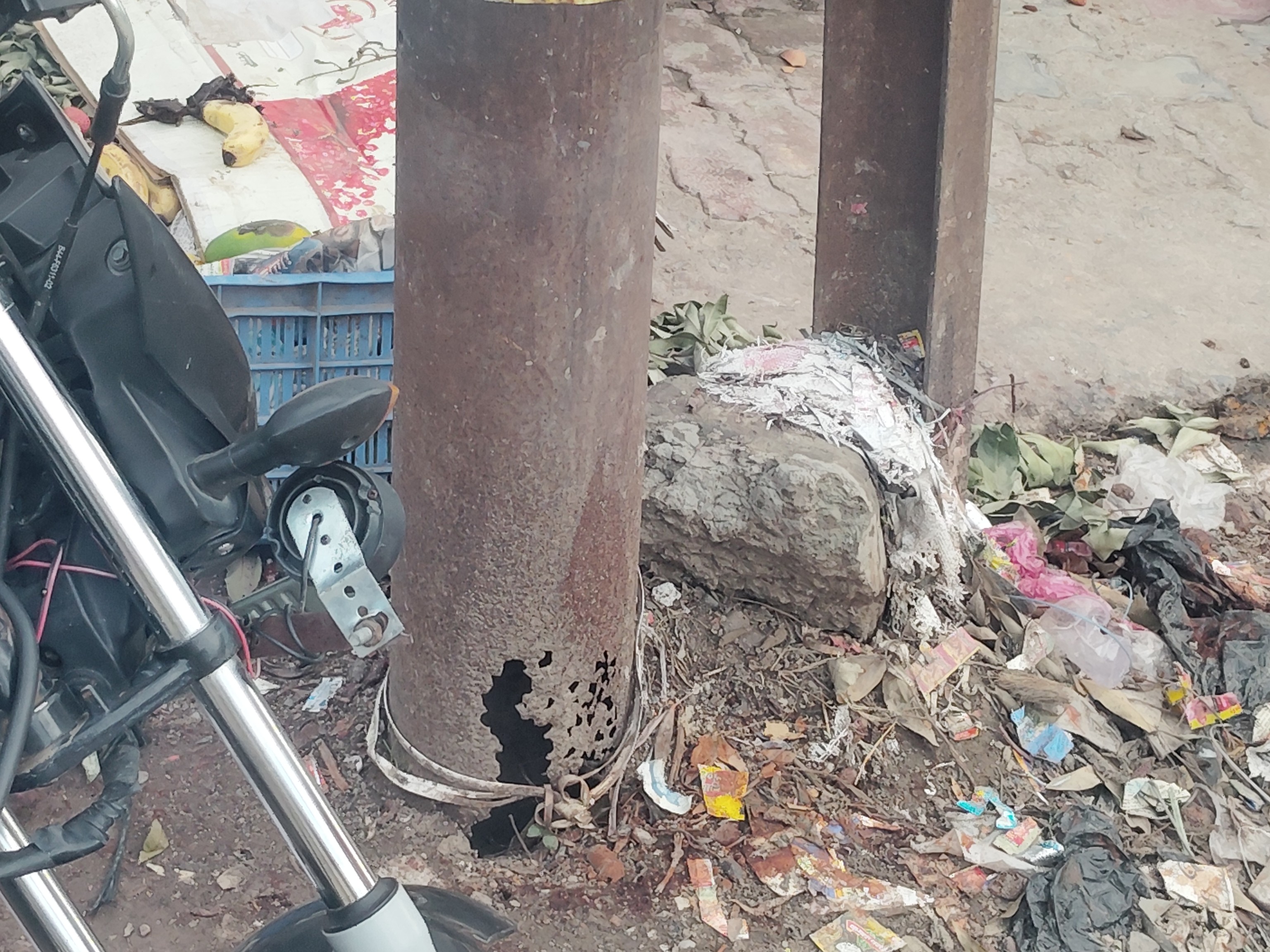 Danger from dilapidated electric pole in Beloha market