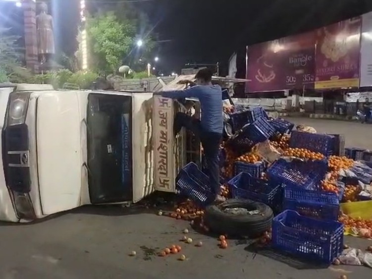 A pickup loaded with tomatoes overturned in Prayagraj