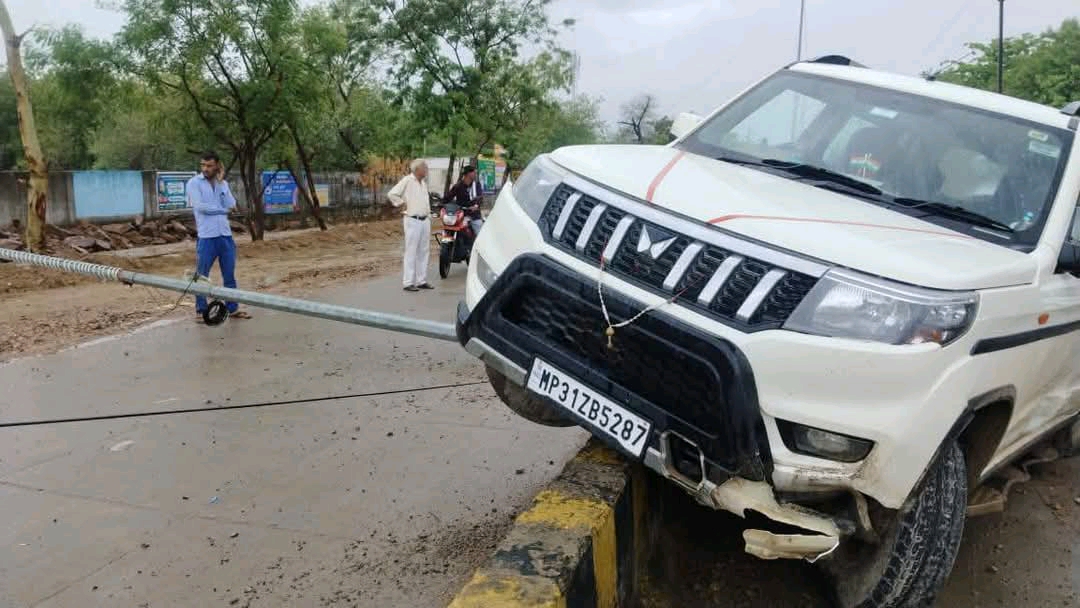 High speed car climbed the divider, electric pole broke | तेज रफ्तार ...