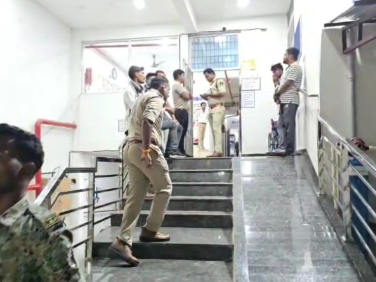 पुलिस अधिकारियों की मौजूदगी में हॉस्पिटल सील किया गया।