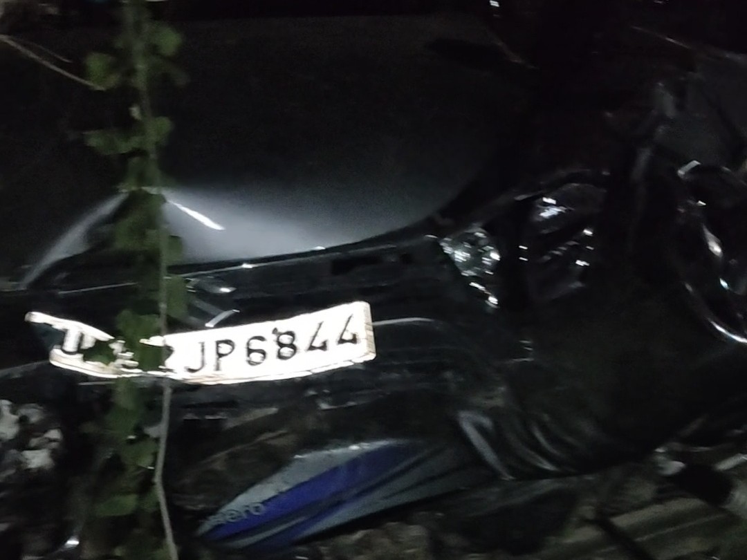 Uncontrolled car hit the bike, electric pole broke, 3 people injured ...