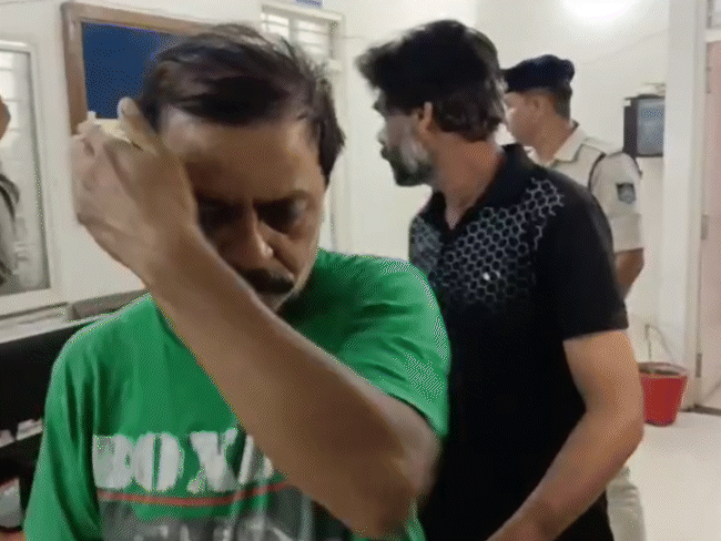 पुलिस गिरफ्त में मास्टरमाइंड ऋतुराज विश्वकर्मा (काली टी-शर्ट में) और उसके साथी।