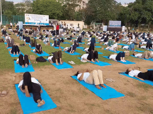 चंडीगढ़ में योग करते हुए।