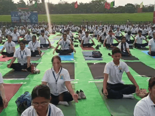 चंडीगढ़ में बैठकर कर योग करते हुए।