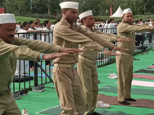 योग करते हुए कर्मचारी।