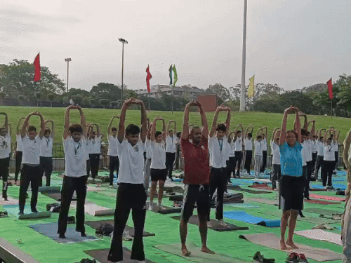 काफी मात्रा मे पहुंचे लोग योग करने।