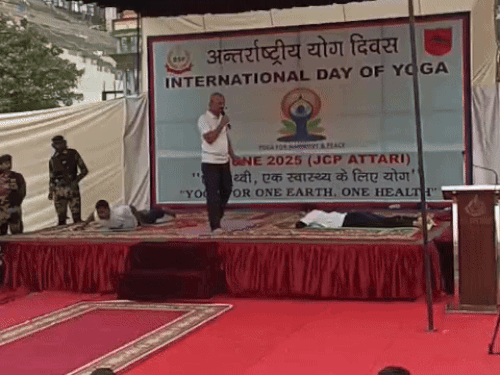 बीएसएफ जवानों को योग कराते हुए ट्रेनर।