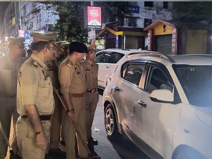 संजय प्लेस में चेकिंग करते एसीपी विनायक भोसले।