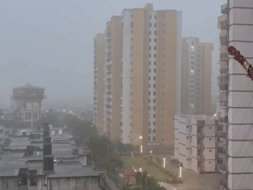 लखनऊ में शुक्रवार तड़के मूसलाधार बारिश हुई।