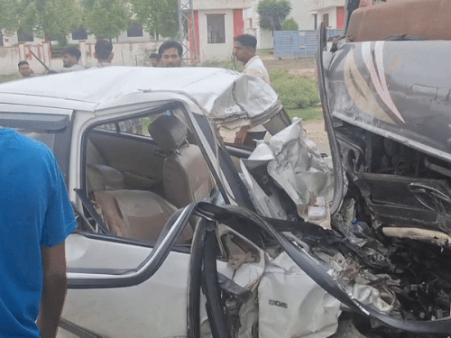 भीषण एक्सीडेंट में स्विफ्ट कार का आगे का हिस्सा पूरी तरह से क्षतिग्रस्त हो गया।