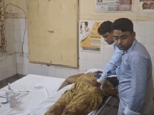 परबतसर हॉस्पिटल में कार सवार घायल महिला और 3 साल की बच्ची का इलाज करते मेडिकल स्टाफ। प्राथमिक इलाज के बाद उन्हें अजमेर रेफर किया गया।