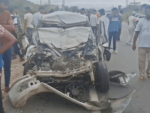 हादसे में स्विफ्ट कार का अगला हिस्सा पूरी तरह चकनाचूर हो गया।