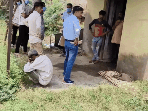 सीकरी हॉस्पिटल की मॉर्चयुरी के बाहर सिर पकड़ कर बैठा आस मोहम्मद।