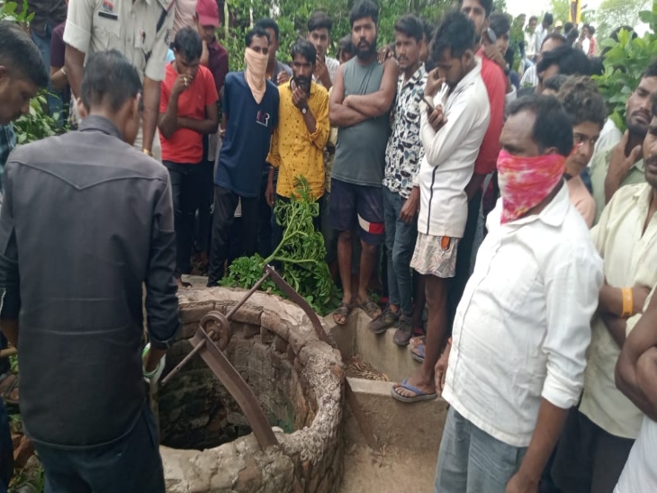 घटना की जानकारी मिलने के बाद लोगों की भीड़