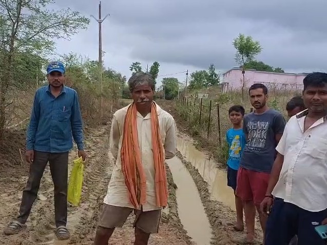 स्कूली छात्र ने बताई समस्या। ग्रामीणों ने पीडब्ल्यू विभाग के खिलाफ जताई नाराजगी।