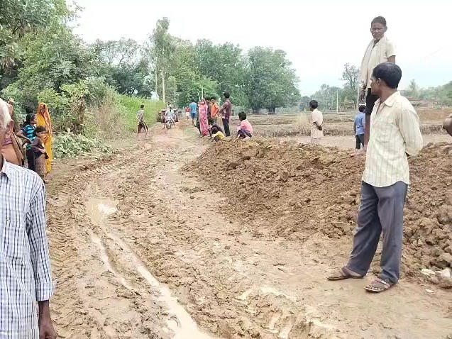 अधूरी पड़ी सड़क का काम बंद होने से आवागमन में दिक्कत।