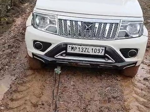 रस्सी बांधकर कीचड़ से कार को निकालने की कोशिश।