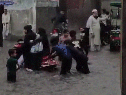 तस्वीर बिजनौर की। यहां रविवार को बारिश के बाद सड़क पर दो फीट पानी भर गया। एक स्कूटी सवार महिला फंस गई। बच्चों ने धक्का देकर बाहर निकाला।