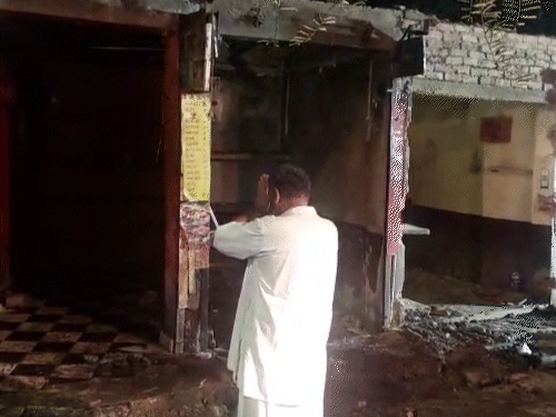 पहलवान लस्सी दुकान के मालिक मनोज यादव भावुक हो गए। हाथ जोड़कर दुकान को प्रणाम किया।