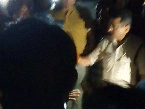 घटनास्थल पर दो घंटे देरी से पहुंचने पर वहां मौजूद लोगों ने पुलिस से बहस की थी।