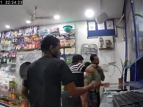 धन्वंतरि जेनेरिक मेडिकल स्टोर के स्टाफ की एक युवक ने पिटाई कर दी।