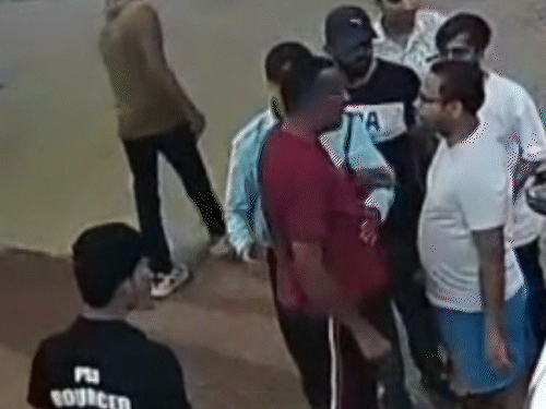 विधायक प्रतिनिधि का कॉलर पकड़कर पीटा।